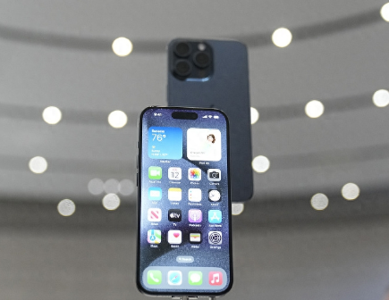 东坡Apple维修站分享买iPhone15还是华为Mate60 